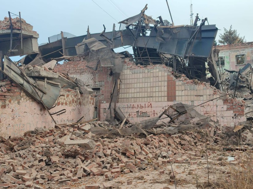 Зруйнований будинок після ворожого обстрілу