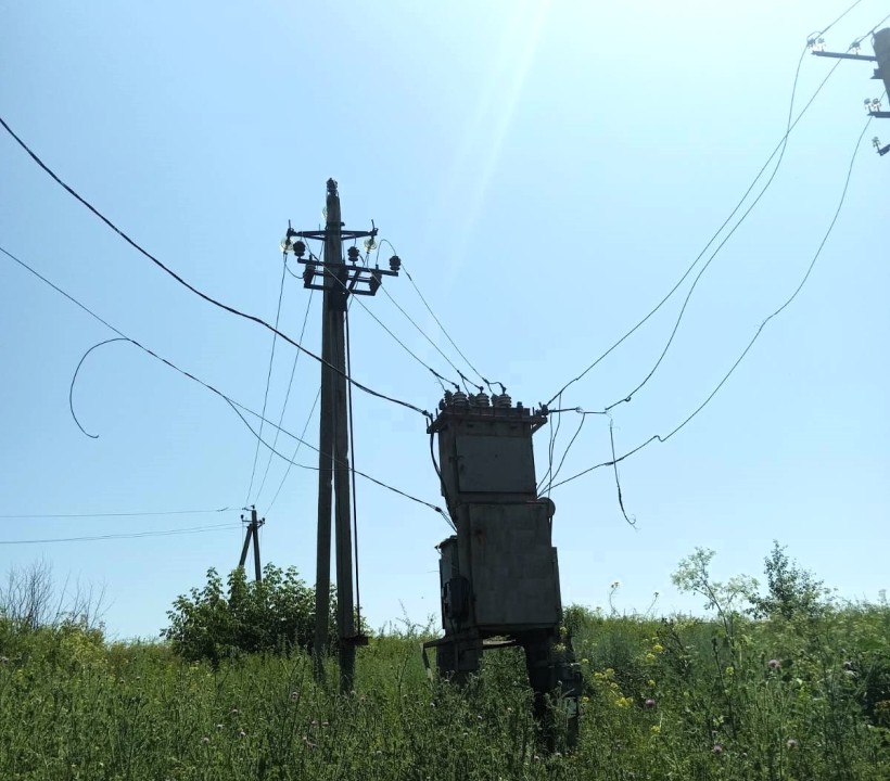 Електроопора та трансформатор з пошкодженими дротами після ворожого обстрілу.