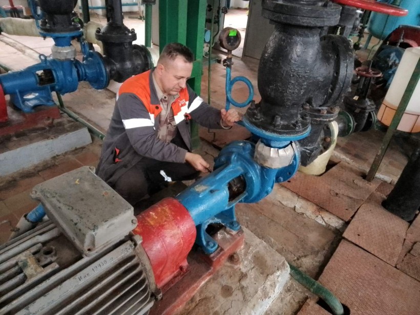 Працівник котельні готує обладнання до роботи