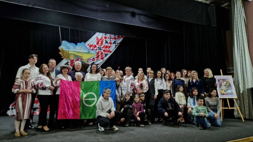 Спільне фото учнів та викладачів мистецьких шкіл Бахмута і Кременчука, попереду прапор Бахмутської громади.