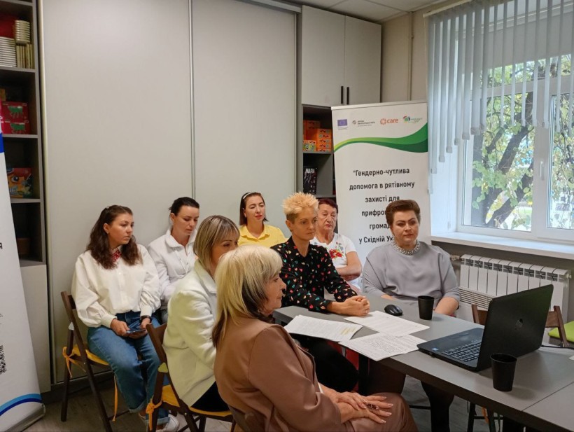 Група педагогів-позашкільників спілкуються із представниками громадських організацій у форматі відеоконференції.