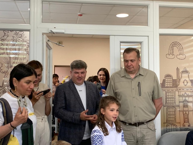 Олександр Шевченко та переселенці у приміщенні