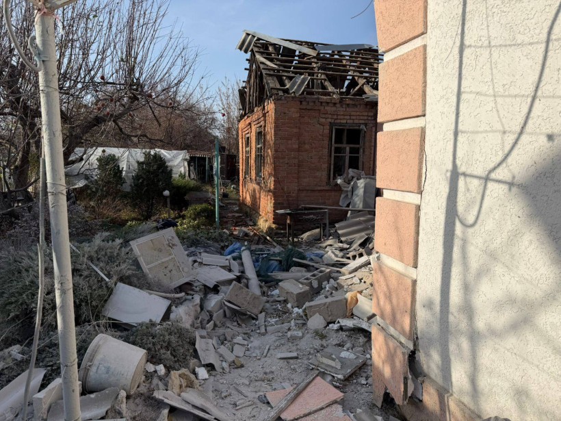 Зруйнований будинок після ворожого обстрілу