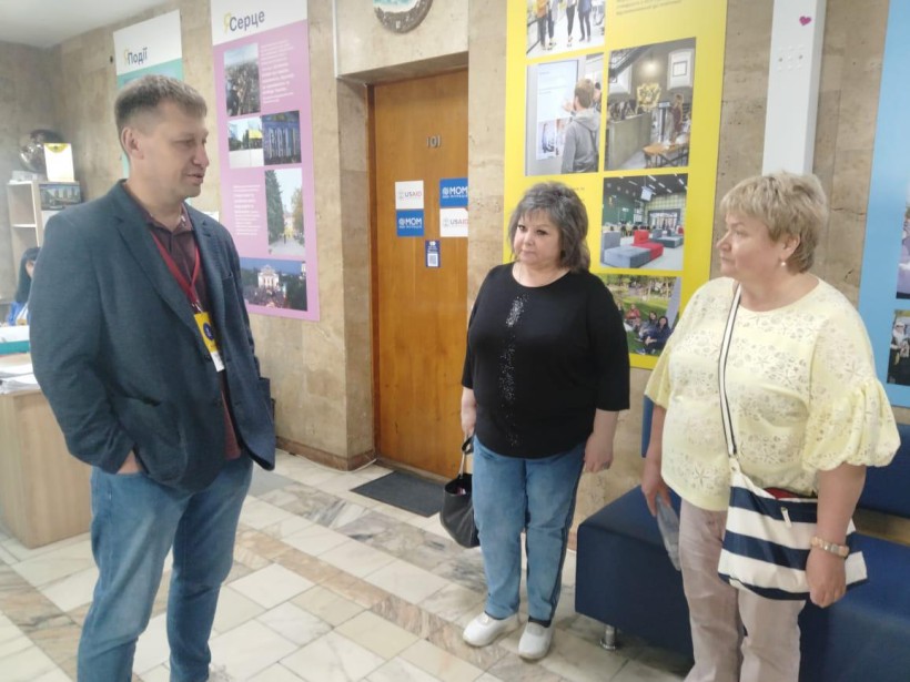 Керівники облдержадміністрації спілкуються з представником центру підтримки переселенців