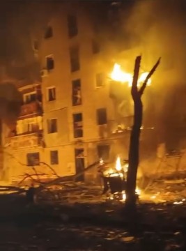 Зруйновані будинки та пожежа після ворожого обстрілу