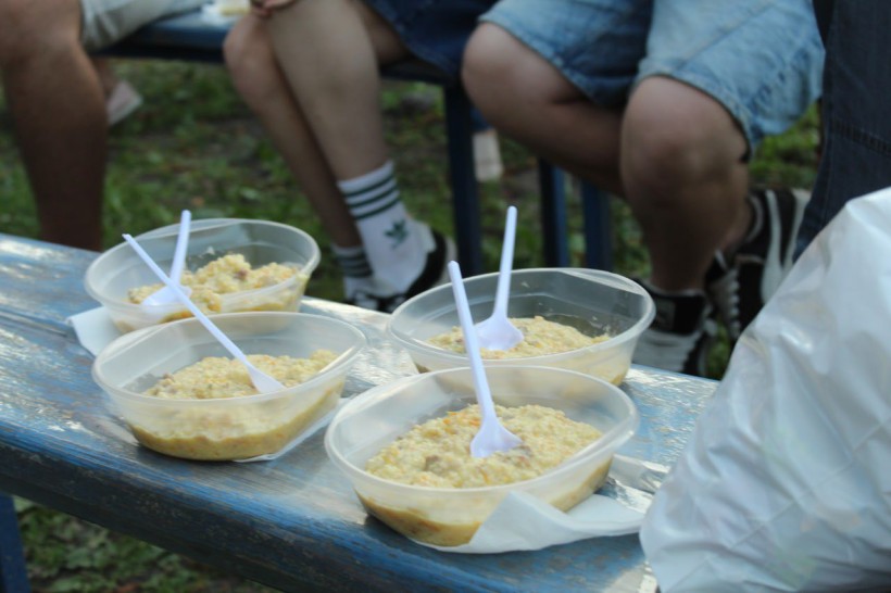 Тарілки, в яких куліш. Каша жовтого кольору.