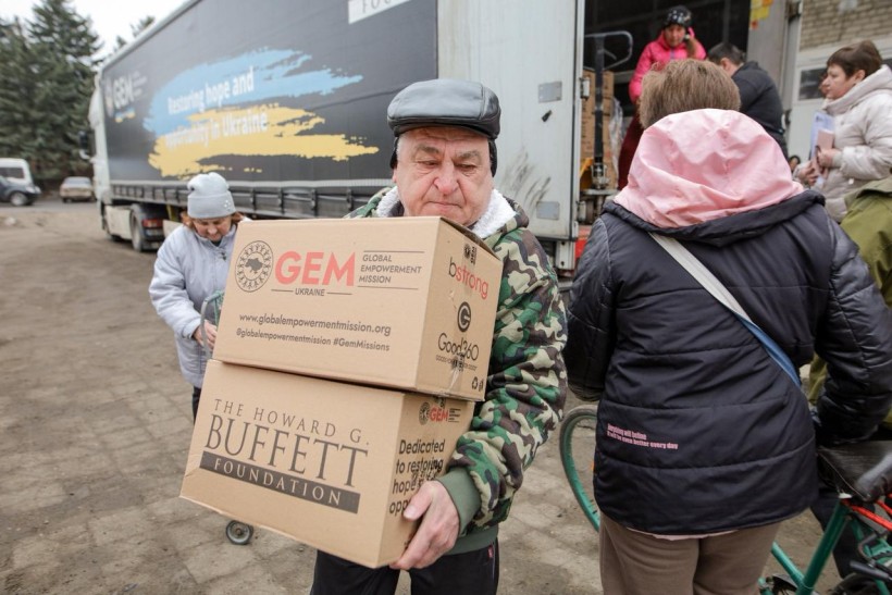 Представники Благодійної організації Благодійного фонду «GLOBAL EMPOWERMENT MISSION» GEM на постійній основі забезпечують мешканців Донеччини продуктовими наборами та питною водою, самостійно доставляючи допомогу у найвіддаленіші куточки області