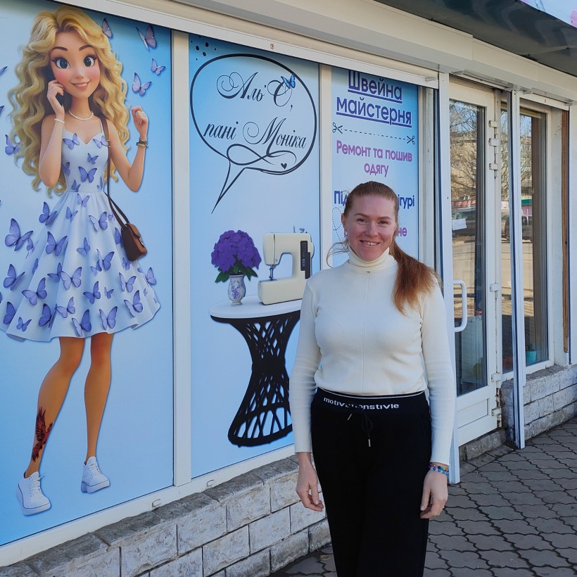 Олена Огороднікова біля власної швейної майстерні