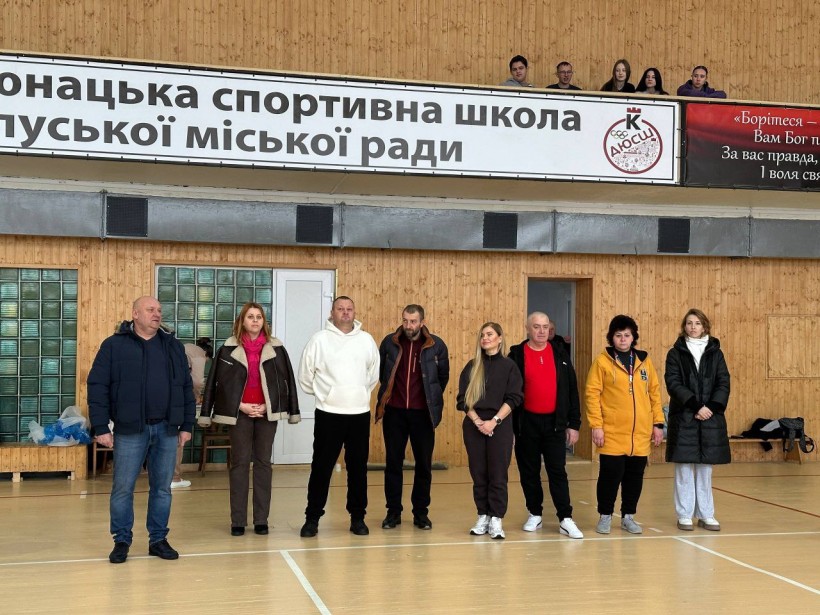 Відкриття спортивних змагань.
Посередині спортивного залу стоять представники громад та тренери.