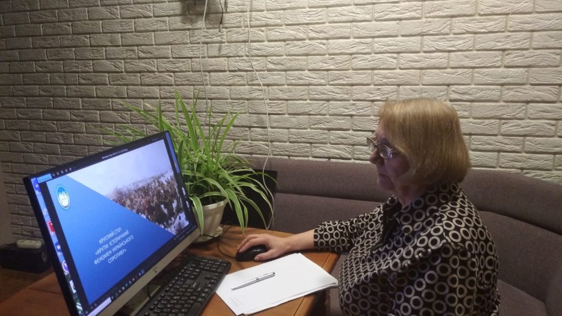 Співробітники музею за ноутбуками на прямому включенні круглого столу