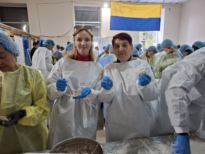 Відвідувачі центрів «ЯМаріуполь» долучилися до акції «Ліпленці для Перемоги», завдяки якій смачні пельмені та вареники передадуть нашим захисникам.