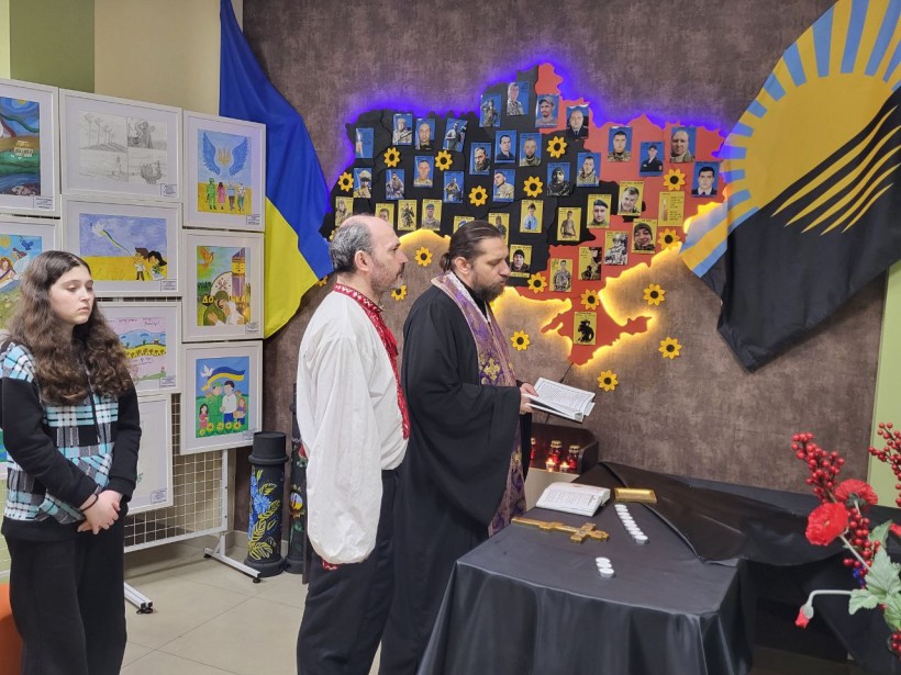 Присутні на молитві,стоять під час молитви.