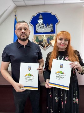 Керівники Ужгородської РДА та Краматорської РДА тримають підписані меморандуми про співпрацю