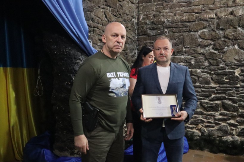 Вадим Філашкін нагороджує тих, хто залучений в будівництво оборонних споруд.