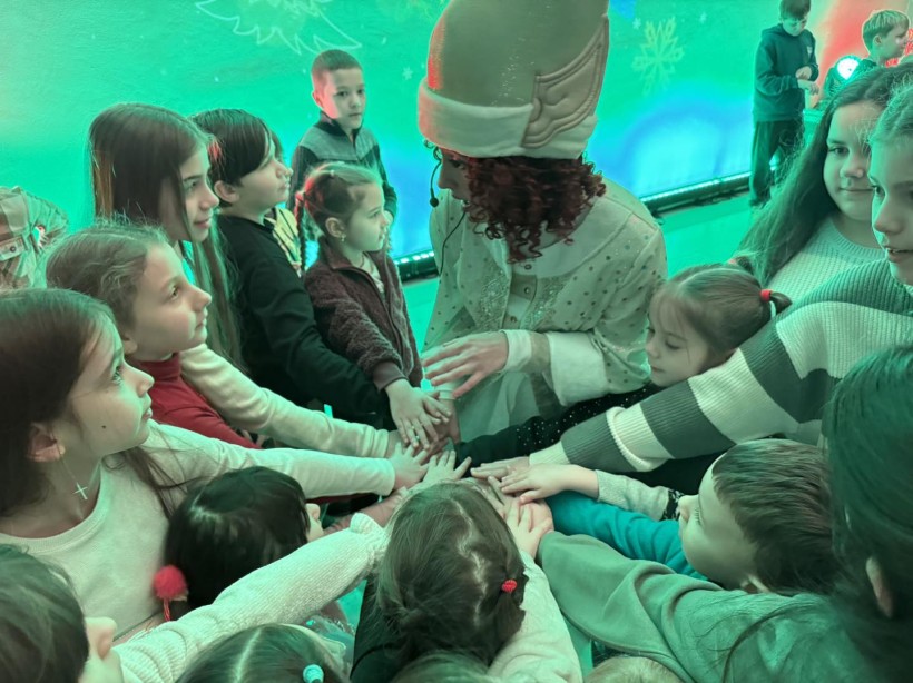 Діти склали долоні разом у веселій грі