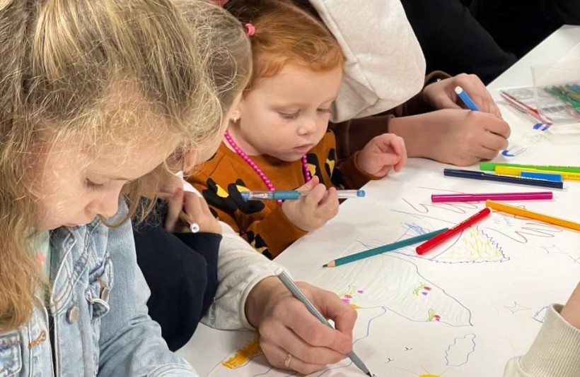 Дівчата малюють листи