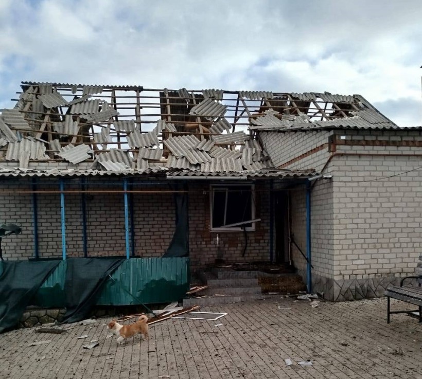 Зруйнована ворожим обстрілом покрівля будинку