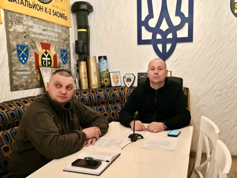 Начальник Соледарської міської військової адміністрації Сергій Гошко та начальник відділу з питань ветеранської політики Бахмутської районної державної адміністрації Юрій Пономаренко привітали присутніх