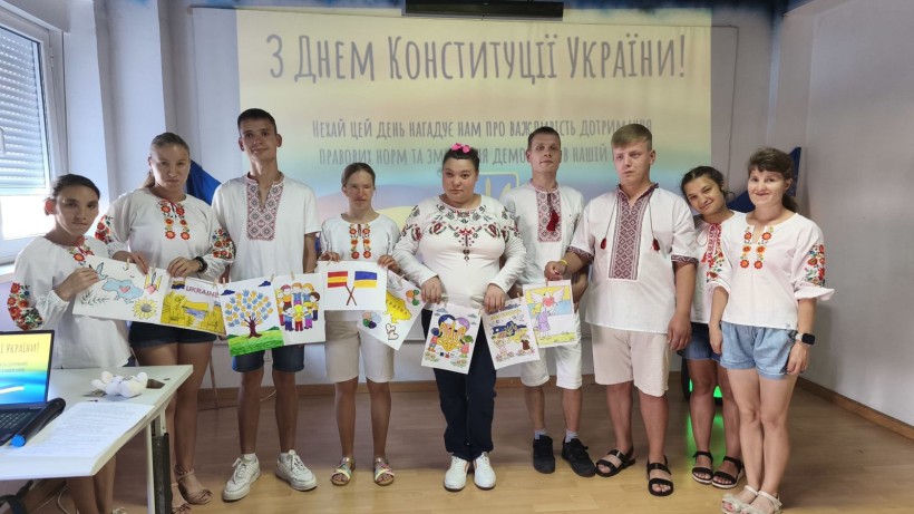Вихованці  демонструють аплікації та малюнки «Символи України в орнаменті»