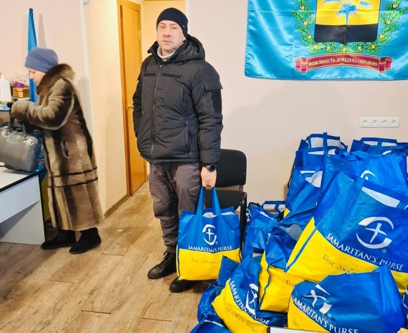 Переселенець з Покровського району отримав продуктовий набор у гуманітарному хабі «Єднання» Покровської МВА (м. Харків) за підтримки благодійного фонду «Єдність та сила».