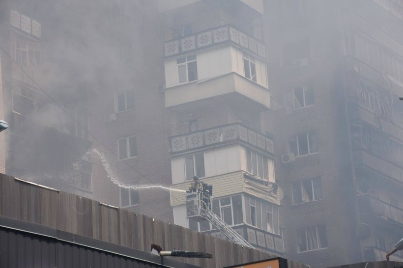 Рятувальники гасять пожежу та розбирають завали після ворожого обстрілу