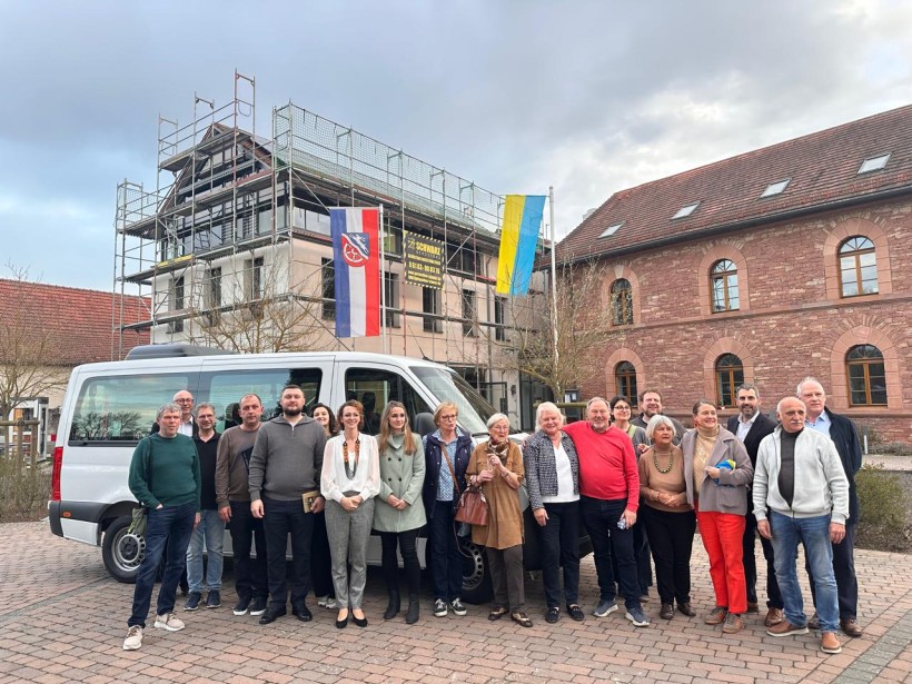 Спільне фото. Позаду переданий автомобіль.