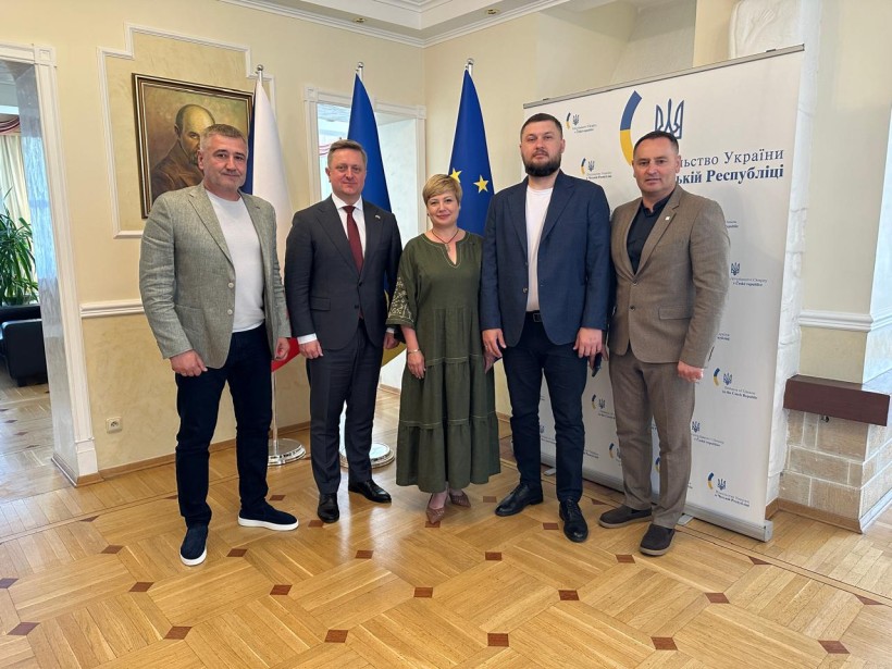 Делегація стоїть біля прапорів Чехії , України та Євросоюзу.