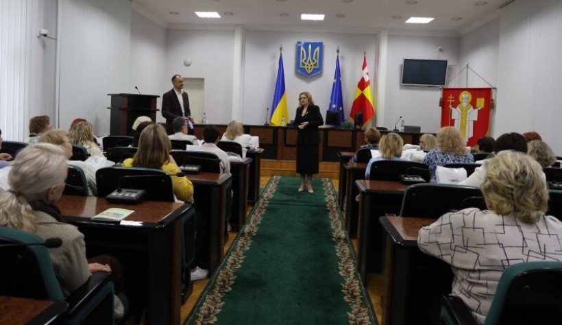 Засідання Координаційної ради з питань дошкільної освіти у Волинській ОДА: виступи учасників, державні прапори, аудиторія