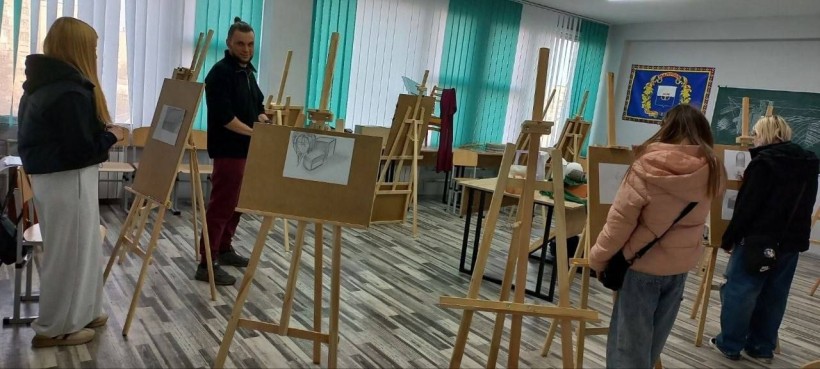 Вихованці Донецького обласного палацу дитячої та юнацької творчості під час профорієнтаційної зустрічі з представниками Маріупольського будівельного фахового коледжу