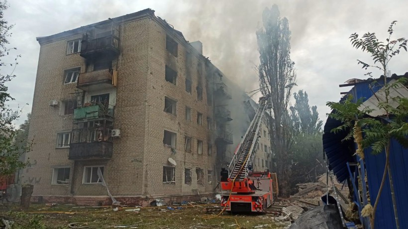 Зруйнована багатоповерхівка після ворожого обстрілу