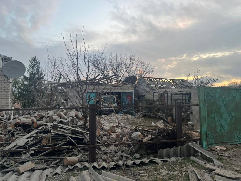 Зруйновані одноповерхові житлові будинки після ворожого обстрілу