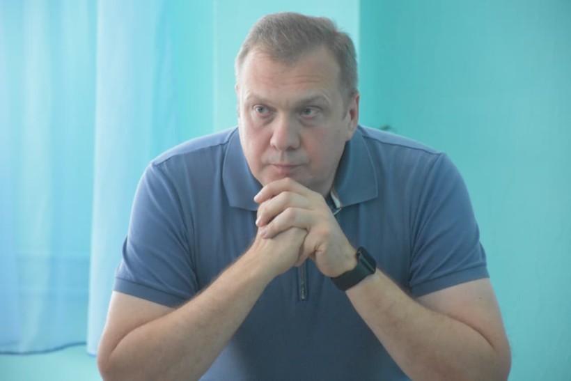 Заступник голови Донеччини Олександр Шевченко уважно слухає доповідь.