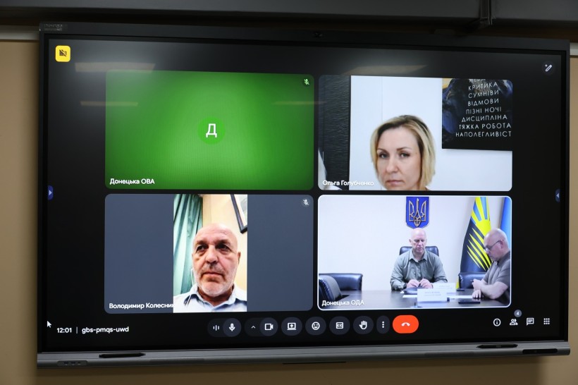 Співробітники Маріупольської лікарні та представники департамента охорони здоров'я облдержадміністрації беруть участь у онлайн нараді.