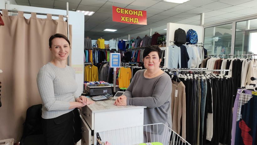 Валентина Кушнирь та Наталія Адамова у магазині