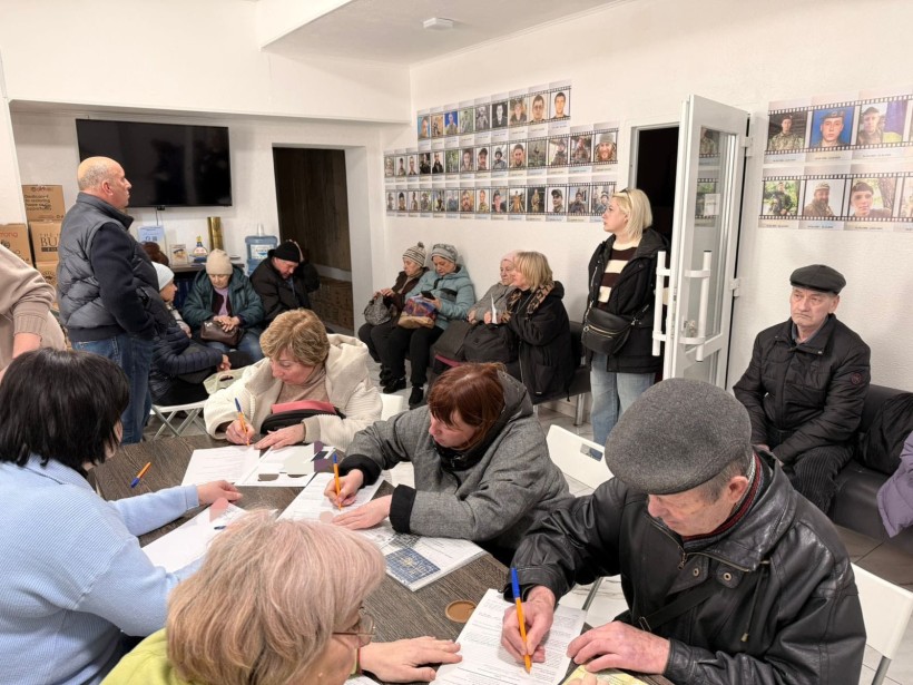 Відвідувачі Центру підтримки ВПО «СЕЛИДОВЕ.UA».