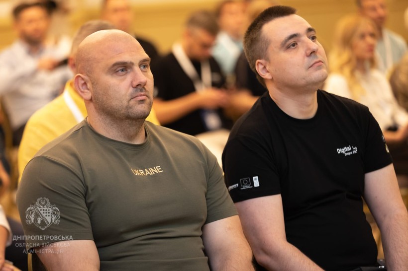 Учасники форуму форум "Цифровий Фронт". Чоловіки дивляться уперед.