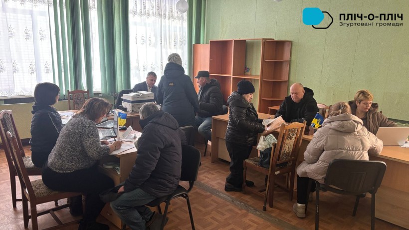 Начальник Лиманської мііської військової адміністрації Олександр Журавльов, заступники міського голови з питань житлово-комунального господарства та з соціальних питань, відповідають на запитання мешканців громади.