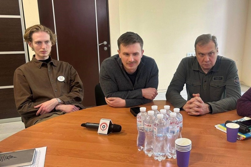 Перший заступник Міністра культури України Іван Вербицький та заступник голови облдержадміністрації Олександр Шевченко за столом
