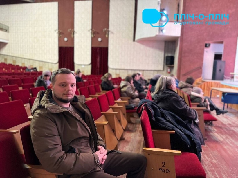 Глядачі у залі чекають перегляду театральної вистави у місті Шептицьке в межах проєкту «Пліч-о-пліч: згуртовані громади».