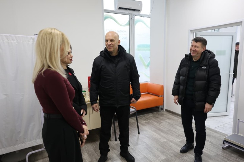 Голова Донецької облдержадміністрації Вадим Філашкін разом з очільником Селидівської громади Анатолієм Немченком та директоркою закладу Наталією Кухаренко спілкуються з відвідувачами.