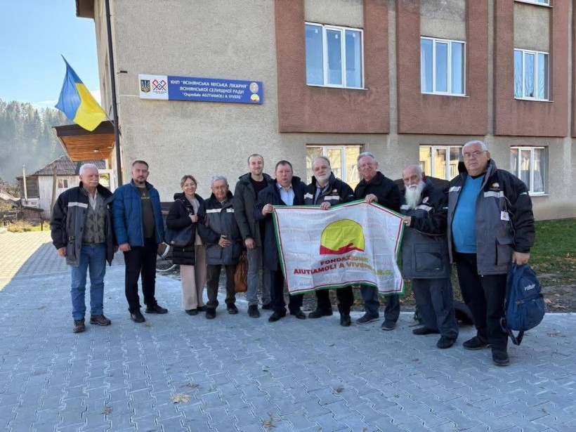 Спільне фото представників громад. Попереду тримають прапор міжнародної організації.