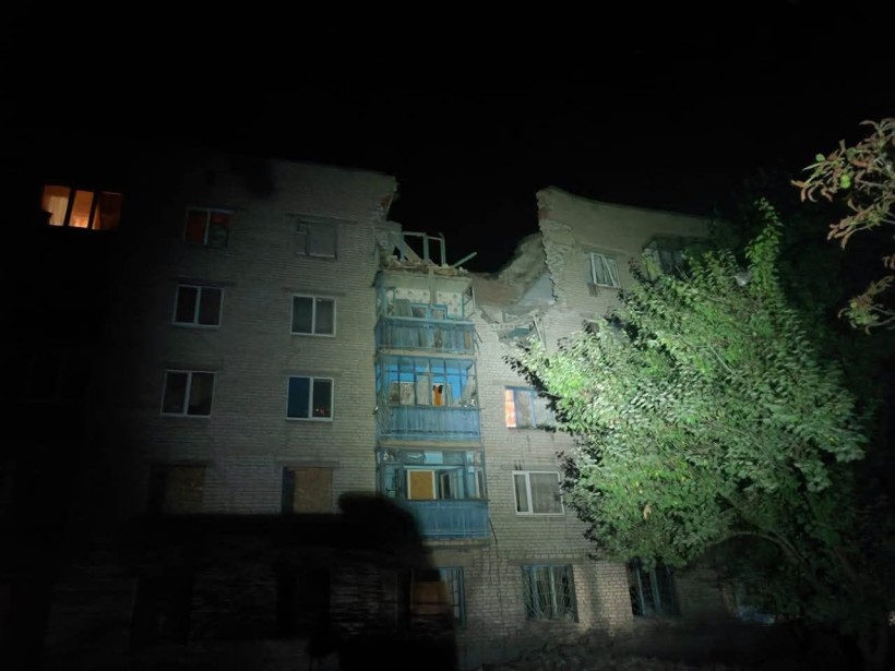 Зруйнований багатоповерховий будинок після ворожого обстрілу