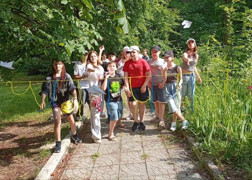 Гра, в якій учасники намагаються з дистанції збити предмети з мотузки