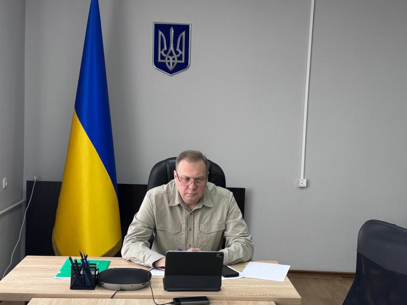 Заступник голови облдержадміністрації Олександр Шевченко за ноутбуком