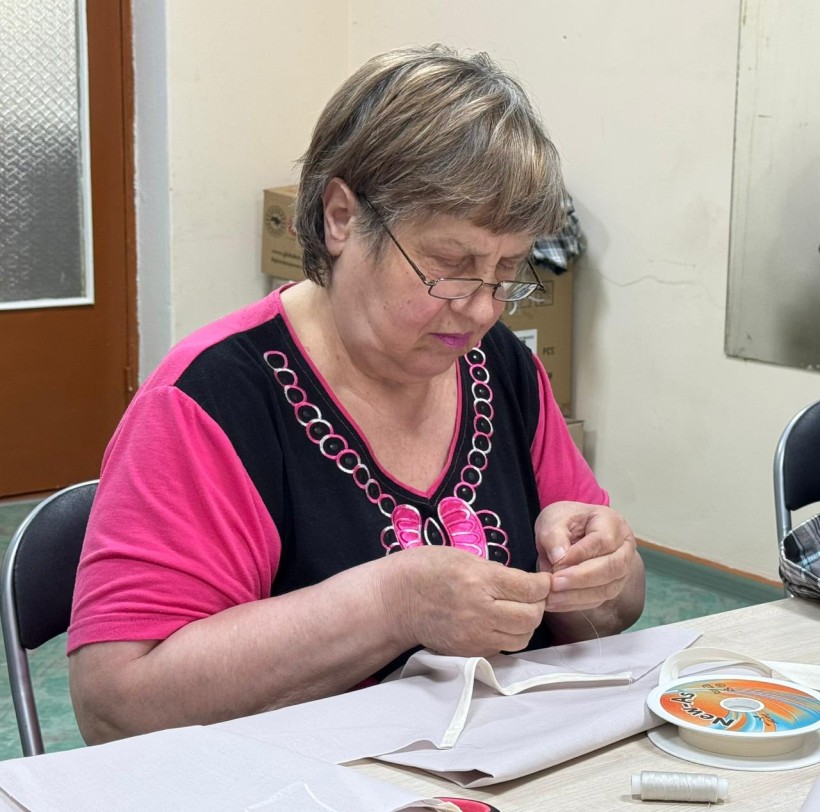 Переселенка шиє адаптивний одяг