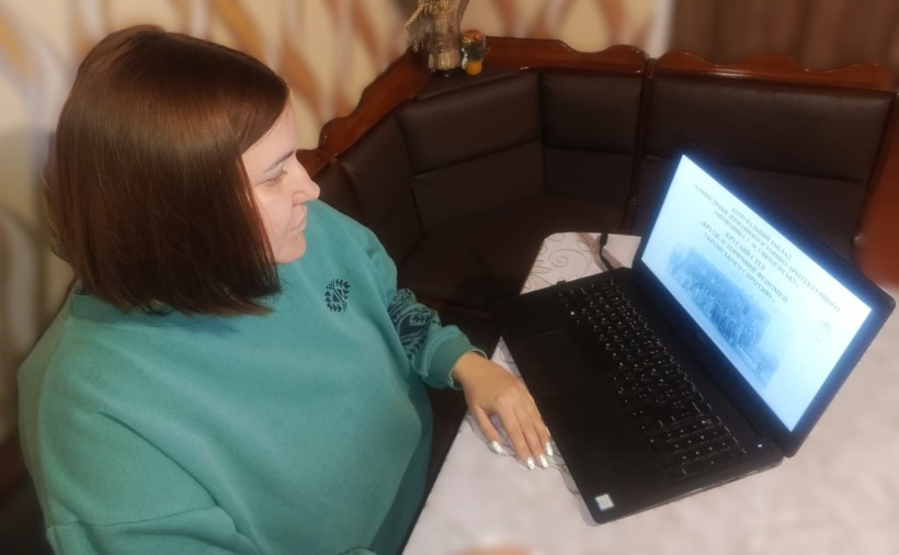 Співробітники музею за ноутбуками на прямому включенні круглого столу