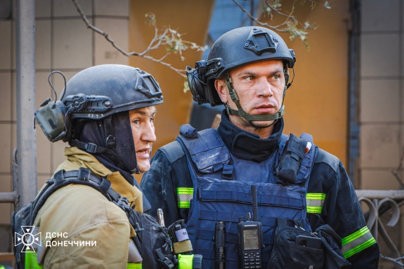 Двоє рятувальників у бронежилетах та касках.