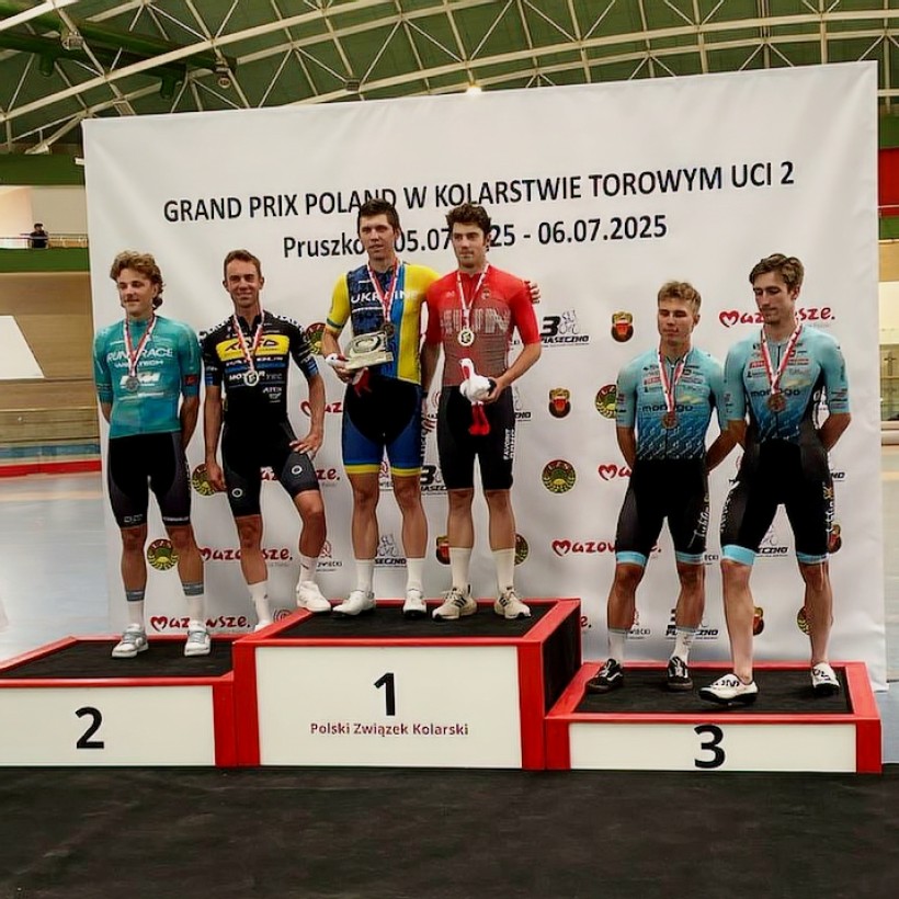 Фото спортсменів з нагородження. Українські спортсмени стоять на першому місці, тримають у руках нагороди.