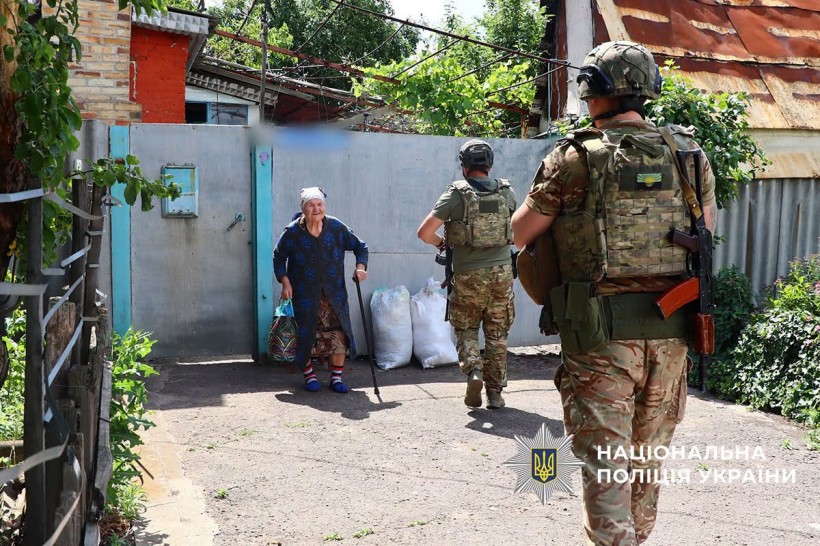 Поліцейські зустрічають бабусю, яка наважилась на евакуацію