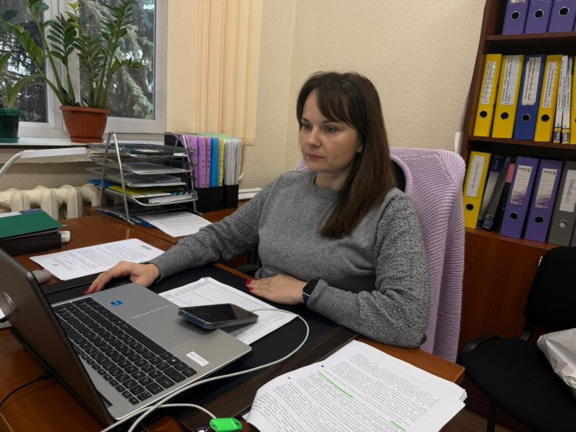 Заступник начальника управління Інна Старостіна за ноутбуком